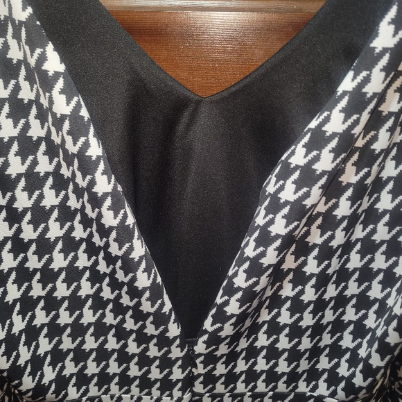 Lucie Lu black and white knit double v neck dress, size 3X - Picture 3 of 5
